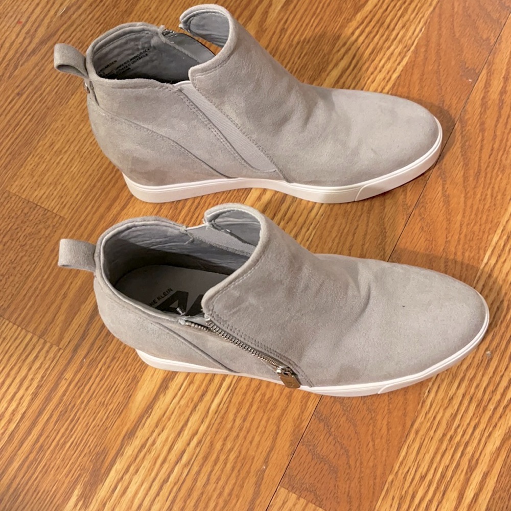 Ann Klein wedge sneaker size 9.5.